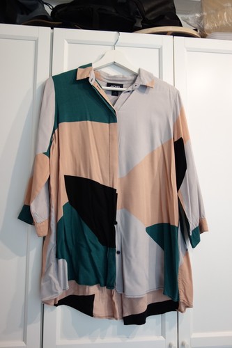 Bunte bluse mit geometrischem - bunte,